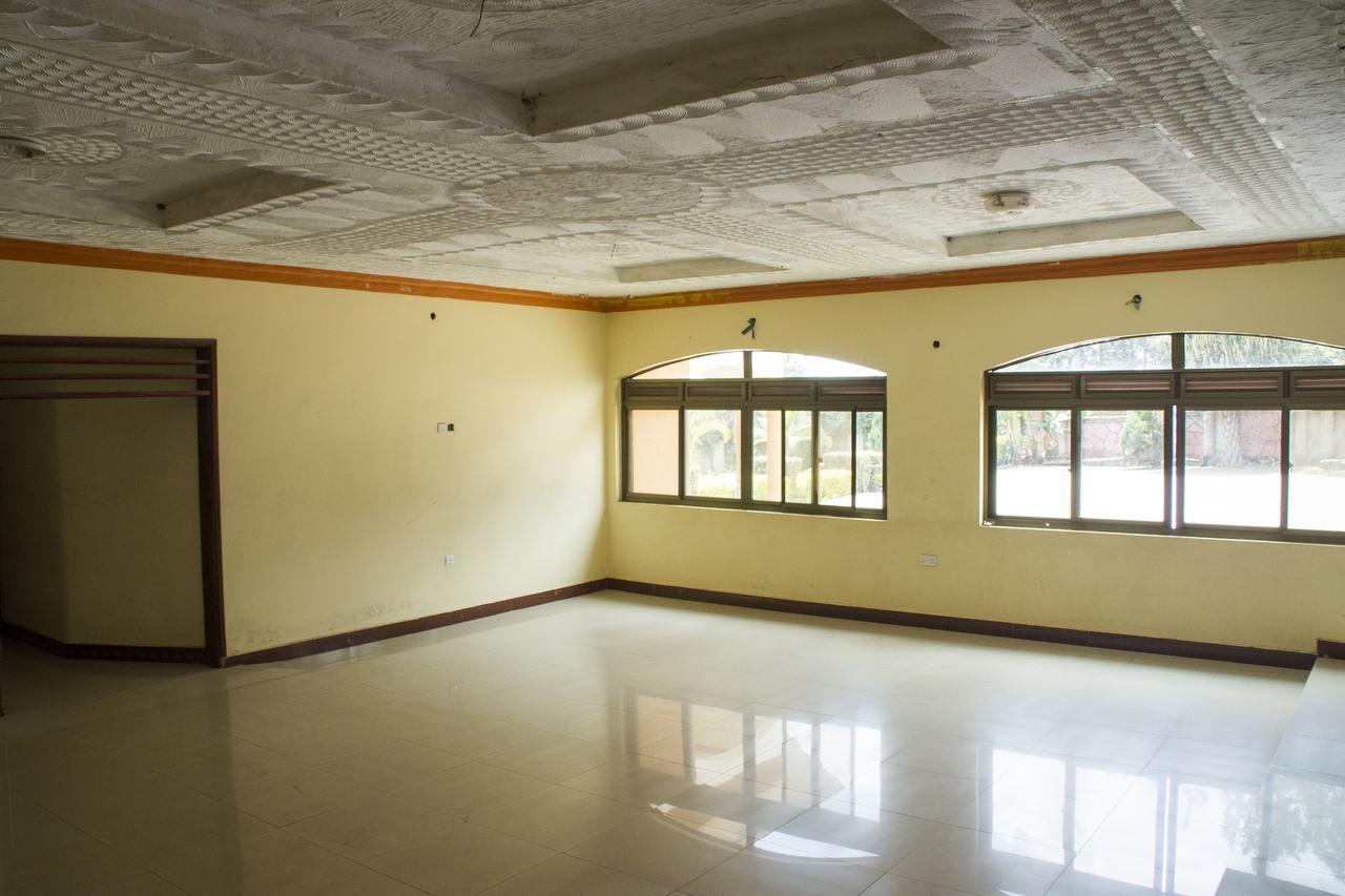 Rays Hotel Mbarara Esterno foto